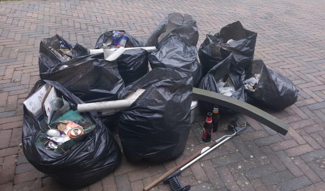 Dorpsraad Andijk haalde aardig wat vuil van de straat.