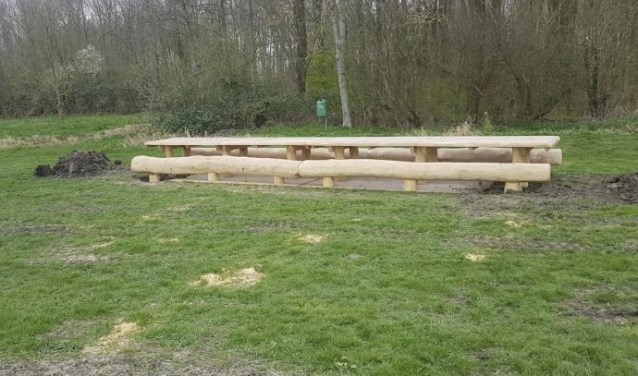 De oude picknickbanken hebben plaats gemaakt voor nieuwe.