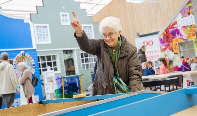 Bezoekers geniet van de spelletjes tijdens het Tuinfeest bij Tuincentrum Overvecht in Zuidoostbeemster.