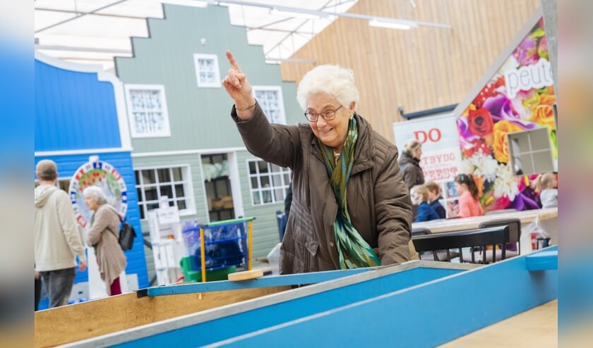 Bezoekers geniet van de spelletjes tijdens het Tuinfeest bij Tuincentrum Overvecht in Zuidoostbeemster.