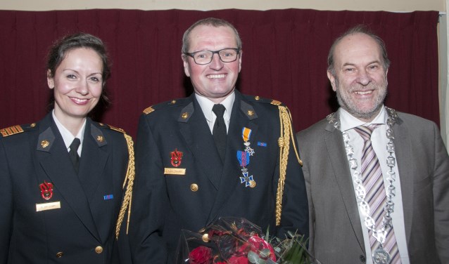 Vlnr. Teamcommandant Elleke van Lingen, vrijwilliger Co Hooiveld en burgemeester Bert Blase.