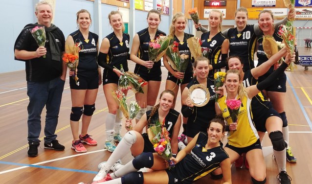 Dolblije Zaanstad 2-dames met de beker.