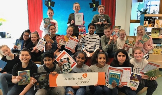 Leerlingen van Merlijn ontvangen in totaal 64 boeken voor hun harde werk in de Kinderpostzegelactie.