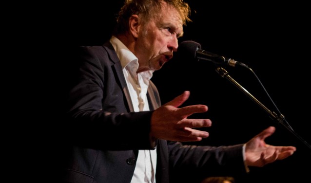 Alex Roeka zingt zijn repertoire in de theaterkerk in Wadway.