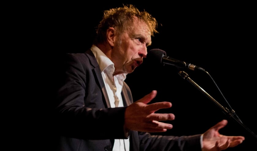Alex Roeka zingt zijn repertoire in de theaterkerk in Wadway.