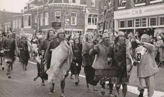 Dam tot Damrace. T.C. Groot (geheel rechts) geeft de leden van de Viking aanwijzingen.