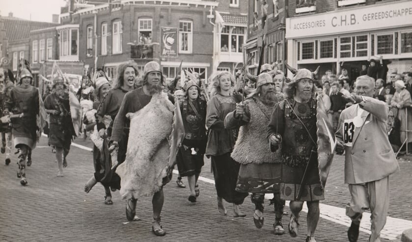 Dam tot Damrace. T.C. Groot (geheel rechts) geeft de leden van de Viking aanwijzingen.
