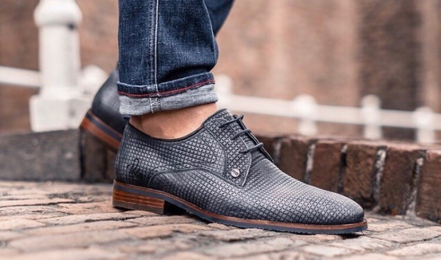 Een model van REHAB uit de collectie voor mannen van ShoePlaza.