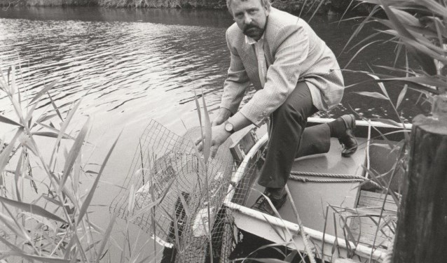 Sectiehoofd ongediertebestrijder Jan Selderbeek hield in 1992 een rattenkooi vast.
