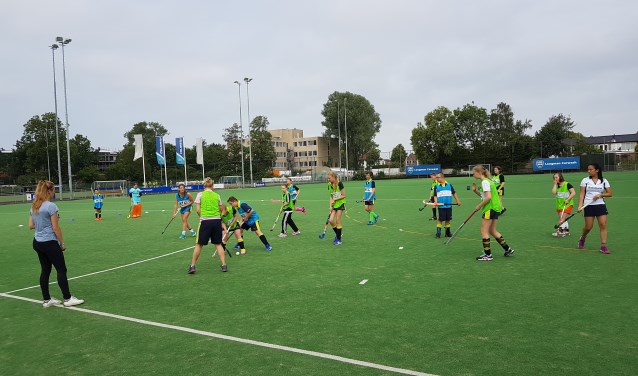 Het G-hockeyteam traint iedere zondagmorgen onder de bezielende leiding van Dames 1-spelers.