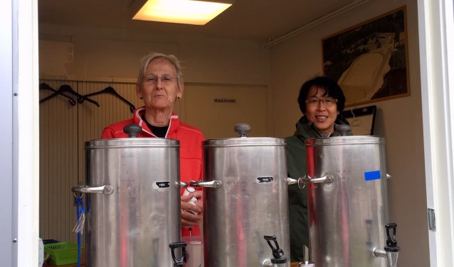 Vrijwilligers AC Waterland met warme thee bij de finish.