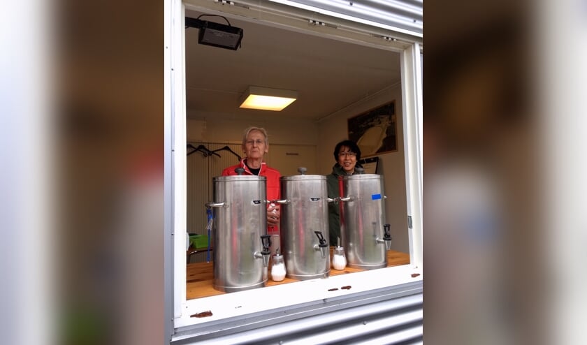 Vrijwilligers AC Waterland met warme thee bij de finish.