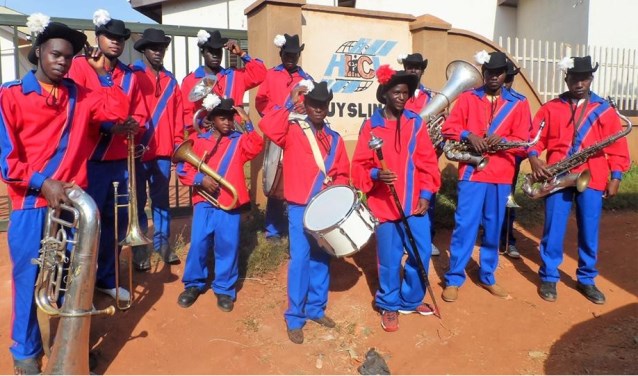 De uniformen van de opgeheven drumband zijn geschonken aan een enthousiaste groepmuzikanten in Huyslicni, Entebbe in Oeganda.