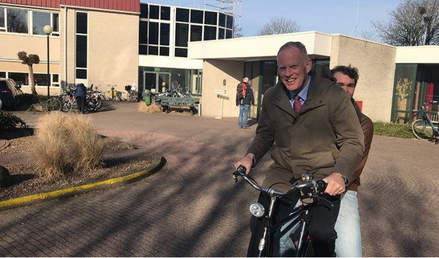 Han ter Heegde, de voormalige burgemeester van Heerhugowaard, brengt kiezers op de fiets naar het stembureau.