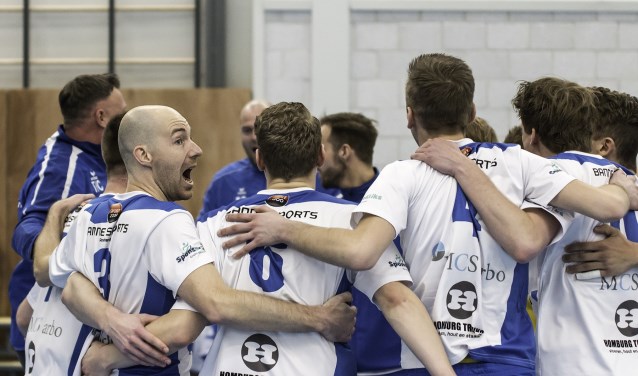 Compaen heren 1 blij met de overwinning.