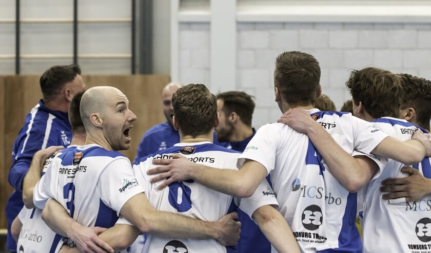 Compaen heren 1 blij met de overwinning.
