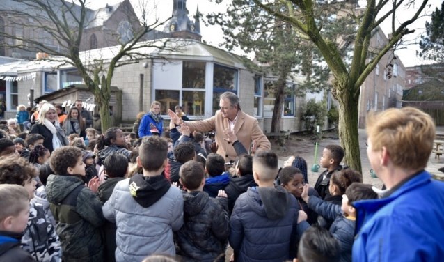 Een rondje fietsparcours en leerlingen geven de wethouder een high five.