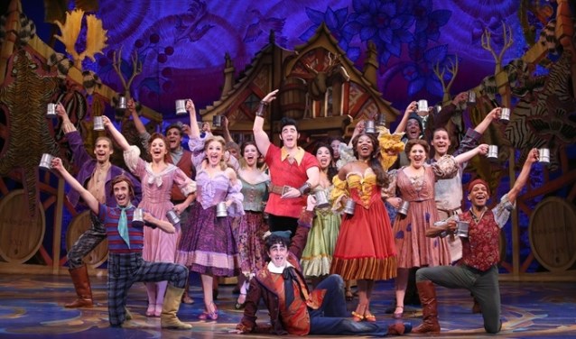 De jongeren van de Beemster musicalvereniging BOTT vertolken hun eigen versie van de musical Belle en het Beest.