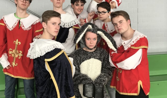Een groep leerlingen van Jac. P. Thijsse College staat op de planken.