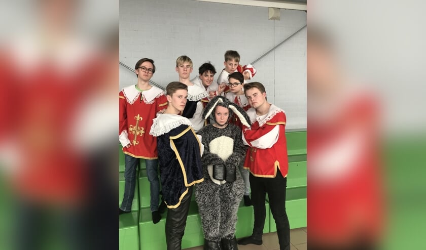 Een groep leerlingen van Jac. P. Thijsse College staat op de planken.