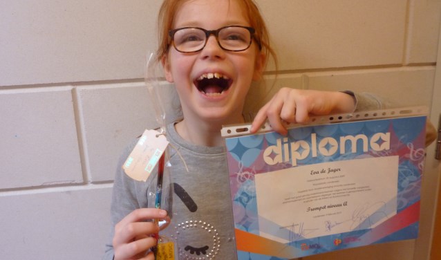 Eva de Jager laat trots haar diploma zien.