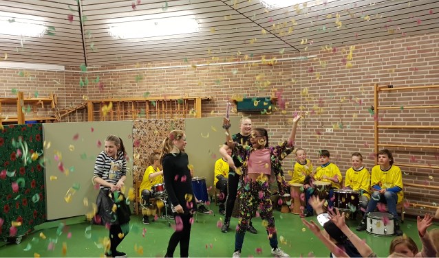 De Afrikaanse dans door leerlingen van groep 8 ondersteund door een slagwerkgroep in het theater van de Fancy Fair.