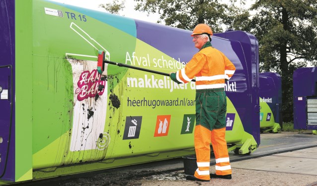 Het wethouderschap valt Jan van der Starre, hier in actie voor de campagne Beter Afval Scheiden, zwaarder dan gedacht.