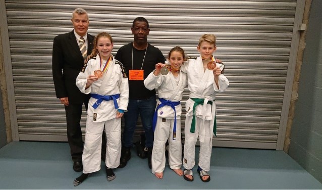 vlnr: Jenny Koster (assistent) Summer Schellevis, Roeland Scholsberg (coach), Asia Schaller en Nick Rooijmans.