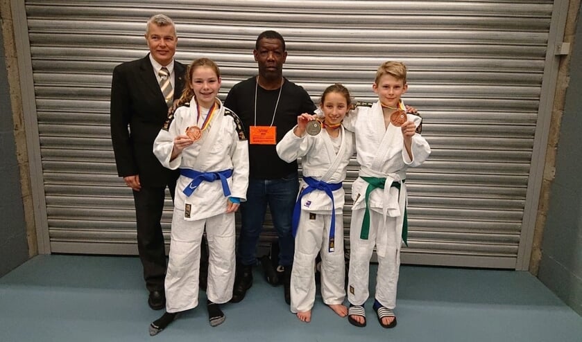 vlnr: Jenny Koster (assistent) Summer Schellevis, Roeland Scholsberg (coach), Asia Schaller en Nick Rooijmans.