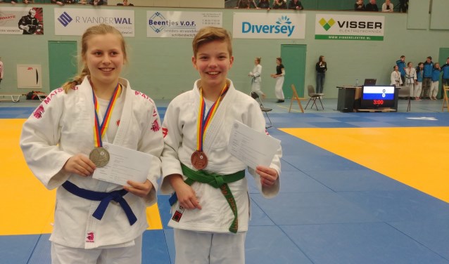 Nina Dekker (links) haalde zilver en Marissa Meijn (rechts) het brons.