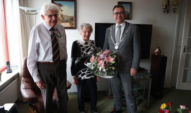 Burgemeester Jos Wienen bracht het echtpaar De Kruif op hun 65ste trouwdag een mooi boeket bloemen.