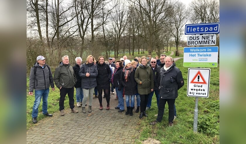 Wethouder Nils Bonekamp (tweede van rechts) met de zes beleidsambtenaren.