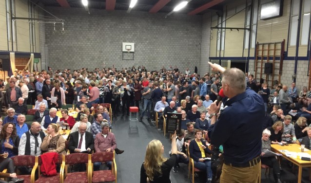 Een bomvolle sportzaal in het Waarlands Dorpshuis.