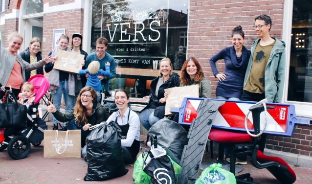 Alle Alkmaarse opruiminitiatieven werken zaterdag 23 maart samen met honderden inwoners tegelijkertijd zoveel mogelijk zwerfafval op te ruimen.