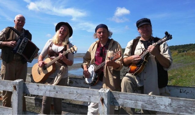 Scheepsfolk geeft een huiskamerconcert in Sint Pancras.