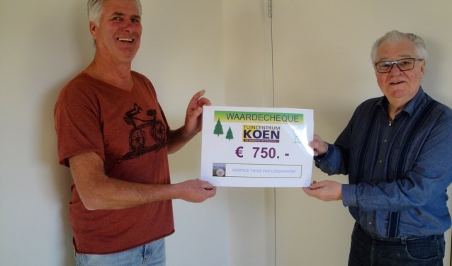 Uitreiking van de sponsorcheque door Tuincentrum Koen bij de Os.