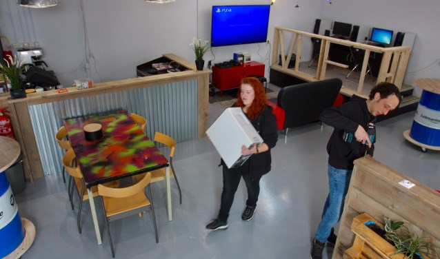 Jongerenwerkers Nikkie Siersma en Bas Ouwens van MEE & de Wering in de vernieuwde Hang out van Vliet 60.