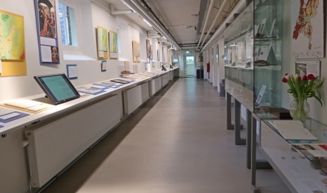 De museumzaal met de permanente tentoonstelling.