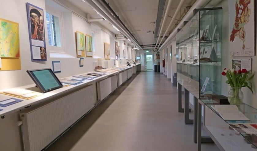 De museumzaal met de permanente tentoonstelling.