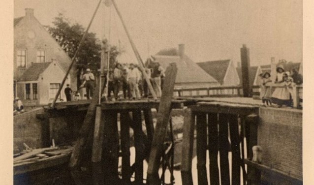 Vernieuwen brug over Grote Sloot, circa 1900.