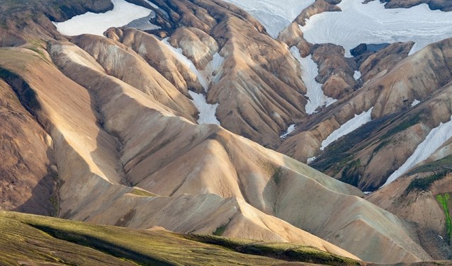 De prachtig gekleurde rhyolietbergen van Landmannalaugar zijn geel, rood, bruin en grijsgroen.