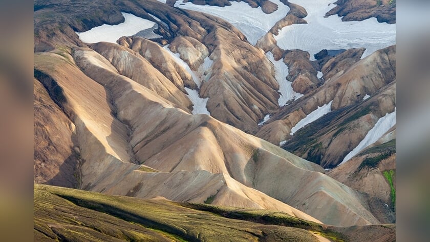 De prachtig gekleurde rhyolietbergen van Landmannalaugar zijn geel, rood, bruin en grijsgroen.