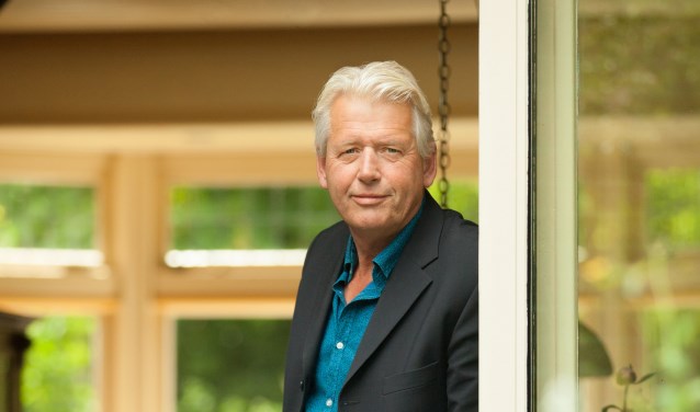 De Bergense schrijver Sjoerd Kuyper presenteert in de Ruïnekerk zijn nieuwste jeugdroman Bizar.