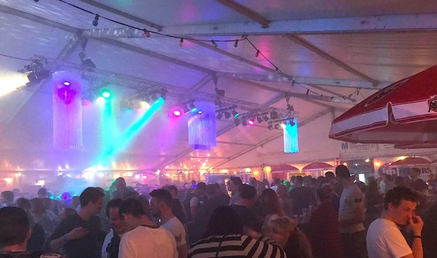Volop feest in de feesttent