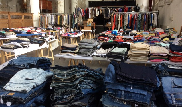 Heel veel kleding is te vinden op de lentemarkt in Medemblik.