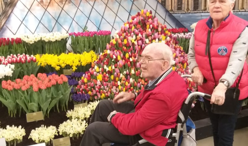 De ouderen genieten in de Lentetuin in Breezand.
