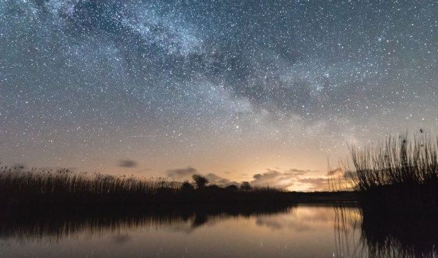 Sterren kijken boven de duinen.