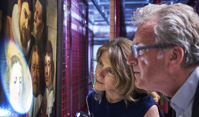 Conservator Christi Klinkert toont beschadigingen aan directeur Patrick van Mil.