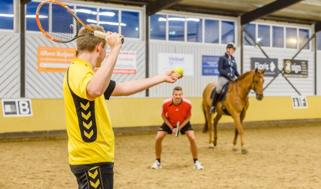 Tennis mee en haal geld op voor manege De Blijde Ruijters in 't Kalf.
