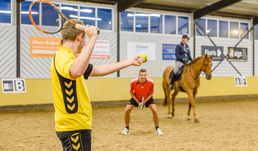 Tennis mee en haal geld op voor manege De Blijde Ruijters in 't Kalf.